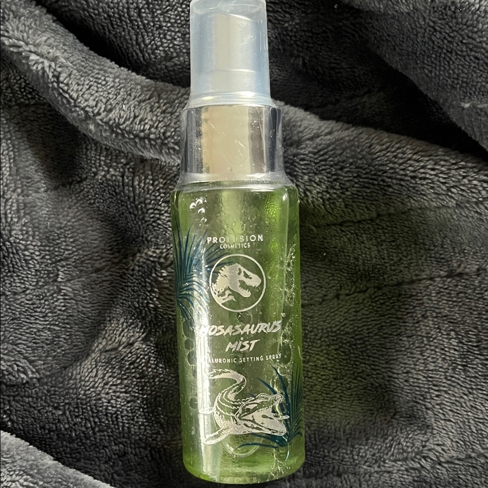 Profusion collar with Jarrasic Park setting spray